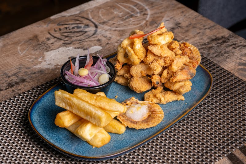 Calamari fritti with lemon and marinara sauce